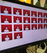 59元拍的幼儿园证件照好喜欢,娃还以为在拍艺术照,小揪揪满分