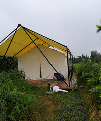 �뽭������������¶Ӫ���о��а���һ��ɽ��