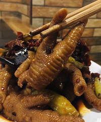 �����ҳԹ������ڵ�ͭ����צ������ͣ������