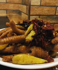 �����ҳԹ������ڵ�ͭ����צ������ͣ������