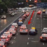 好气喔!排队遇加塞车