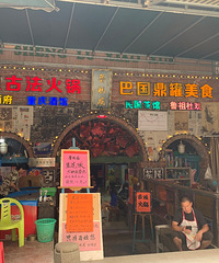 老城鲁祖庙的生活:早上是花市和菜场,晚上化身美食大排档