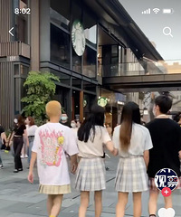 成都果然是会穿衣服些!男娃儿都开始穿裙子了,你们怎么看?
