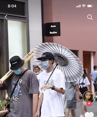 成都果然是会穿衣服些!男娃儿都开始穿裙子了,你们怎么看?
