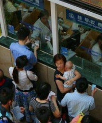 娃儿半夜发高烧,我一个人带他去医院看病,慌乱中鞋都跑掉一只