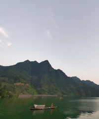 藏在大山里的小寨,要坐渡船才能到,风景超好还没人,适合放空