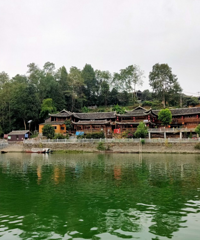藏在大山里的小寨,要坐渡船才能到,风景超好还没人,适合放空