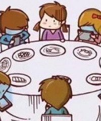 高中同学聚会,为人母的女同学,当所有人的面拉高衣服直接喂奶