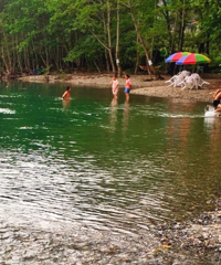 直接开车到河边的耍水、游泳好地方,免费露营,还有烧烤和农家乐
