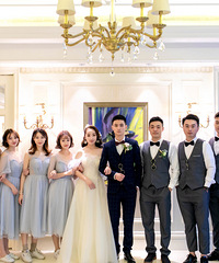 在老公的帮助下如愿以偿的穿上了黑色婚纱举办婚礼