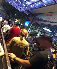 晚上十点半还有这么多人坐索道,票价:单程20元,往返30元