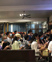 晚上十点半还有这么多人坐索道