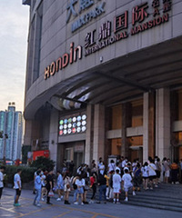 红鼎国际也太恼火了吧,这是不是重庆排队等电梯最恼火的一栋楼