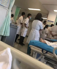 因为特价生蚝,我玩着手机输着液的下一秒,就昏迷进了抢救室