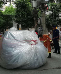 看到巴南区消防员把汽车打包,想知道这种操作真的可以防水吗?