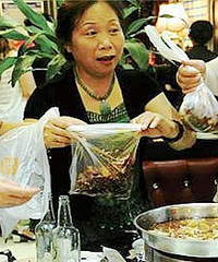 你们外出吃饭没吃完的菜会打包吗?现在打包变成了件很自然的事吧