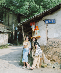 去了被论坛种草的白羊背,耍水、逛老街,1.5块的渡船很好出片