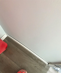 求装修大神指点,踢脚线装出来这么大的缝隙,属于正常现象吗?
