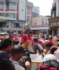 巴南区这家新世纪超市遭得好惨,一天损失几百万