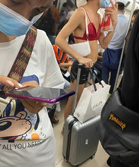 被雷到了,坐地铁遇到一个男的穿胸罩超短裙