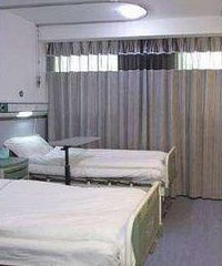 除了生孩子没有住过院的我,抱着女儿将起未起时,突然石化了