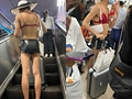 男子穿胸罩短裙乘地铁
