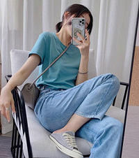 最近很喜欢的一位博主,她的搭配风格很清爽,让人感觉很舒服