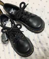 入手Dr.martens三孔冷门款,一眼就看上了这双,绝美