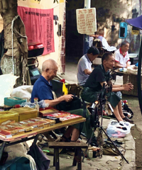 去大学城虎溪赶场,东西新鲜又便宜,排骨30,提子6块,热闹!