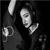 花599拍了三套写真,还安排两个化妆师做造型,我自己都惊呆了
