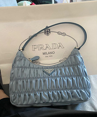 �� Prada ��Ϧ�޶�����hobo����ɫ�úÿ�
