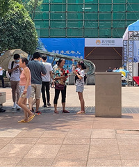 过节就是多个理由买买买?我在情人节的重庆街头找到答案