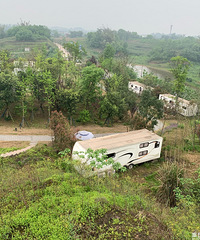 找到宝藏“乡村”,设施齐全的房车住起来,还能耍水捞小鱼烧烤
