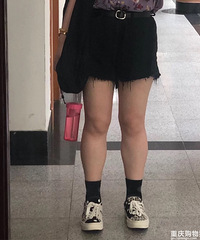 姐妹们在街上看到腿粗女生穿短裙,会在意吗?会特别去关注吗?