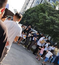 博雅小学+西师附中学区房要落户3年才能读,家长连夜排队迁户口