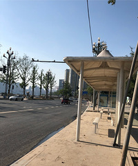 经过南滨路,沿街商铺很多都还在做清淤工作,某车库也还有水