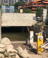 经过南滨路,沿街商铺很多都还在做清淤工作,某车库也还有水
