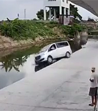 ��ֹ��ˮ�Ĵ�ү�������������Լ���ǰ��ˮ��һ��Ų������