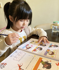 女儿从学话起我就全英语交流,上全英文托班,4岁前达到母语水平