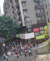 重庆开学了,39度高温天气送孩子,家长们好辛苦