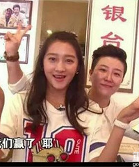 网传关晓彤亲姐姐去世,家庭关系不好?关晓彤只认“一家三口”