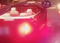 起落杆突然降下,砸中500多万的豪车