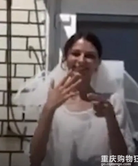 一女子经常被催婚,于是她举办婚礼嫁给自己……