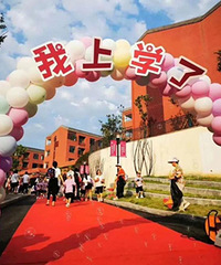 晒娃开学,学校好有仪式感