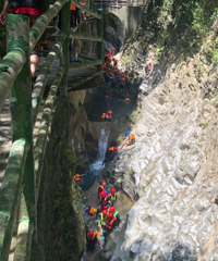 不会游泳的我耍溪降瑟瑟发抖,光头大叔毫无预警地把我拎下去了