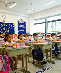 直击巴川量子学校开学,一年学费4万到12万,小学不留作业回家