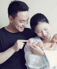 高龄二胎产后母乳少,在关键时刻多亏老公给力,临时充当男通乳师