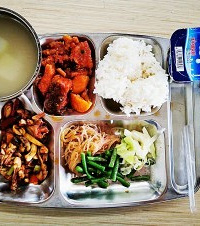 谁看谁酸:花2块就能吃牛排的公司食堂,只想问贵公司还缺人吗?