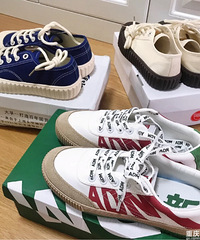 ��������Ϯ��������ӵ�Ь��һ��������3˫������300�飡