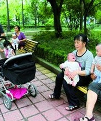 现在的家长怎么了?孩子玩滑梯有推嚷很正常,居然对两岁娃儿动手